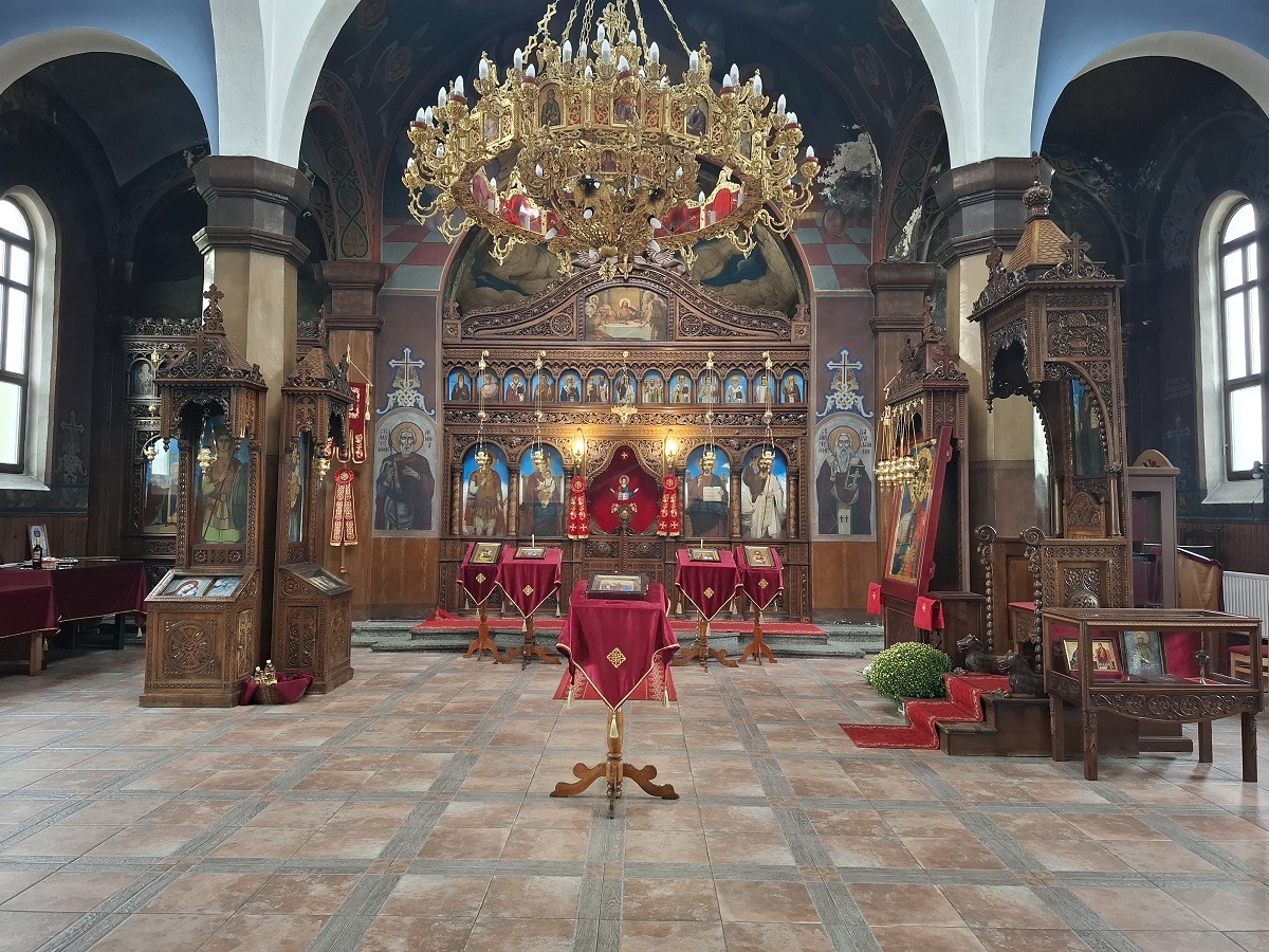 в храм Св. вмчк Георги - гр. Костенец
