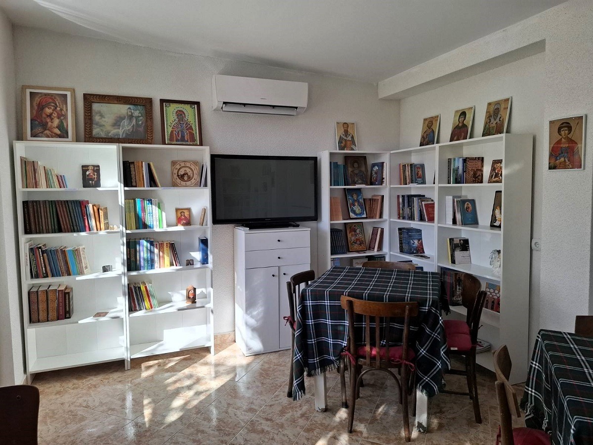 православна библиотека при храм св. вмчк Георги в гр. Костенец